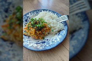 Tiks ir kasdienai, ir šventėms – lašiša daržovių patale su ryžiais