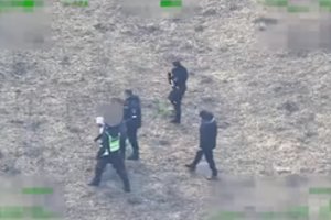 Iš pasieniečių sraigtasparnio – motinos su kūdikiu paieškos atomazgos vaizdai: moteris surasta miške