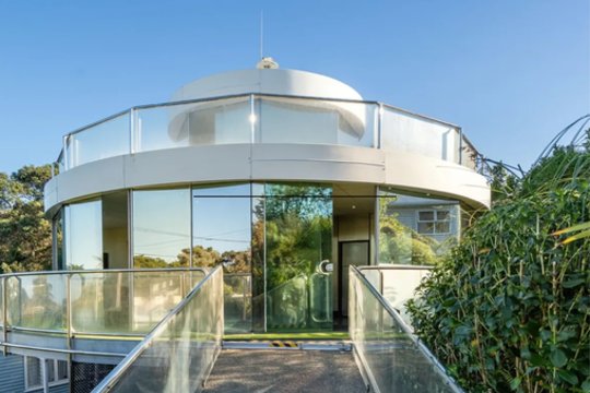 Šis stiklinis namas sukasi 360 laipsnių kampu ir nuolat keičia vaizdą.