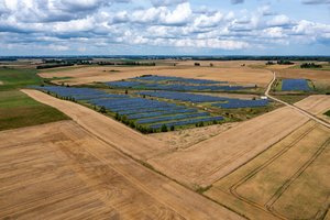 Lietuviai toliau investuoja Lenkijoje – užsitikrino finansavimą saulės jėgainių parko statybai