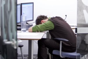 Stresą ir nerimą darbe patiria 79 proc. lietuvių: dažnas susiduria su nemiga, galvos ir širdies skausmu, panikos atakomis