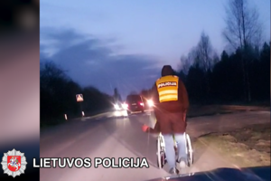 Pareigūnų savaitė kelyje: pagavo šimtus KET pažeidėjų, padėjo žmogui su vežimėliu grįžti namo