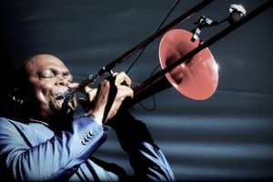 „Kaunas Jazz“ keliuose Lietuvos miestuose pristatys C. Santanos grupės dainininką ir svečią iš Kubos