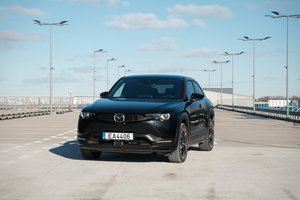 2024 m. „Mazda MX-30“ testas: elektromobilis su rotoriniu generatoriumi ieškantiems išskirtinumo