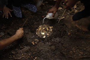 Rado aukso pilną senovinį kapą