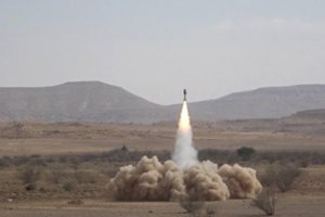 JAV pareigūnas: iš Jemeno paleista raketa pataikė į balkerį, įgula sako, kad žuvo du žmonės