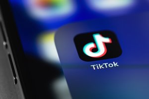 JAV įstatymų leidėjai siekia, kad „TikTok“ nutrauktų ryšius su „ByteDance“, antraip ši platforma gali būti uždrausta