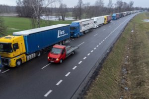 Lenkijoje tęsiasi sienos su Ukraina blokada: laukia maždaug 2300 sunkvežimių