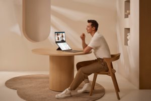 ASUS pristatė „Zenbook DUO“, pirmąjį pasaulyje 14 colių dviejų OLED ekranų nešiojamąjį kompiuterį