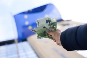 ECB ir toliau nekeičia palūkanų normų