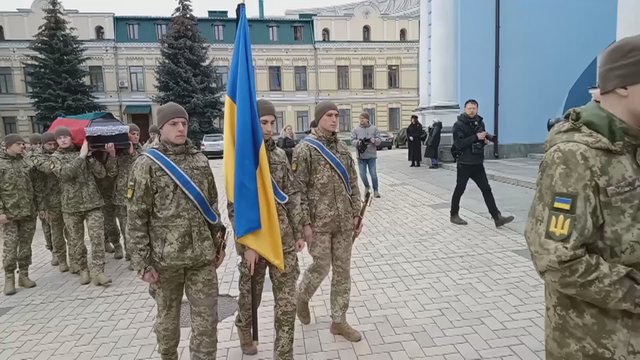 Kyjive užfiksavo atsisveikinimą su Lietuvos kariu savanoriu T. Tumu: susirinko minia žmonių