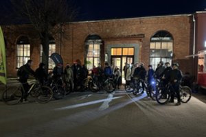 Kaune elektrinių dviračių sezoną atidarė stebinantis „reidas“: išskirtiniai triukai ir neeilinė proga