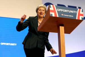 Theresa May pranešė nusprendusi trauktis iš Jungtinės Karalystės parlamento