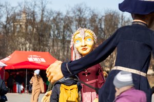 Kaziuko mugėje pavasario nuotaikos, amatininkų gausa, liaudies dainos ir parama Ukrainai