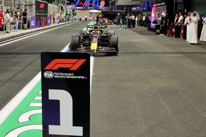 Saudo Arabijos „Formulė 1“ etape – puikus M. Verstappeno pasirodymas ir 18-mečio debiutas