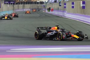 Saudo Arabijos „Formulės 1“ lenktynėse ir vėl dominavo „Red Bull“ pilotai