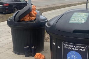 Nesusipratimai tęsiasi: vilniečiai oranžinius maišus sumetė į stiklo konteinerius