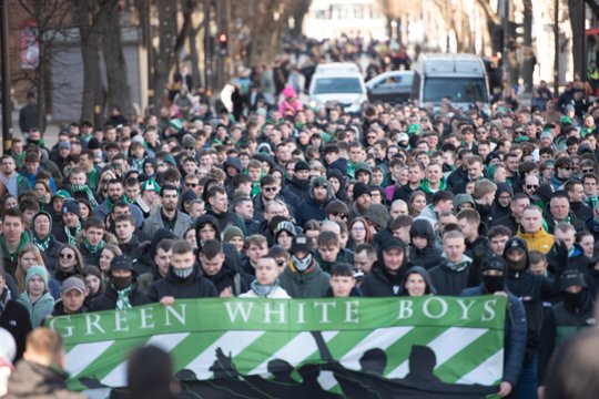 Ištikimiausių „Žalgirio“ sirgalių grupė „Green White Boys“ surengė eiseną.<br>R.Vilkelio nuotr.