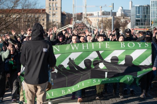 Ištikimiausių „Žalgirio“ sirgalių grupė „Green White Boys“ surengė eiseną.<br>R.Vilkelio nuotr.