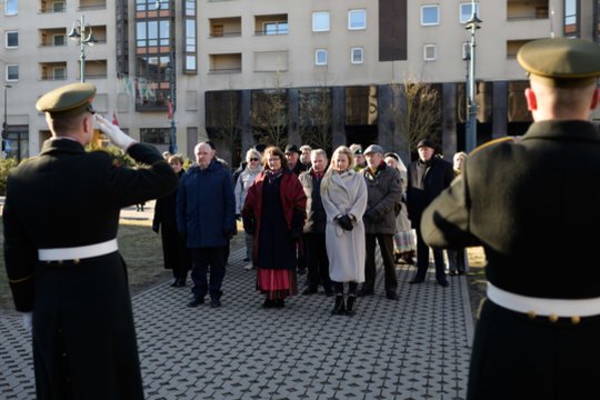  Ankstų rytą Vilniaus širdyje – iškilminga ceremonija Kovo 11-osios proga. Padėtos gėlės prie paminklo „Žinia“.<br> V.Skaraičio nuotr.