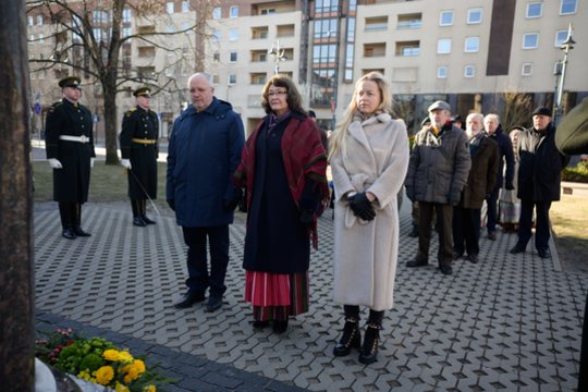  Ankstų rytą Vilniaus širdyje – iškilminga ceremonija Kovo 11-osios proga. Padėtos gėlės prie paminklo „Žinia“.<br> V.Skaraičio nuotr.