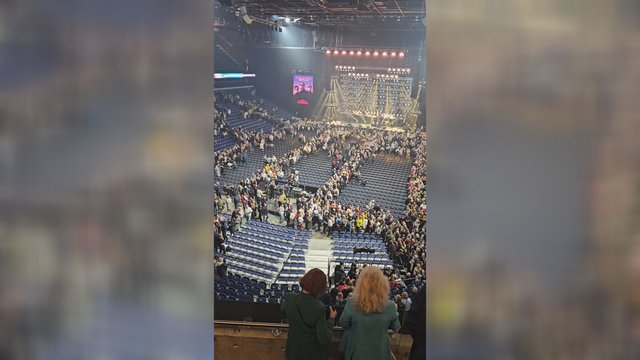 Užfiksavo, kokios emocijos vyravo po „Hiperbolės“ koncerto Vilniuje: žiūrovai dainas traukė net išeidami iš arenos