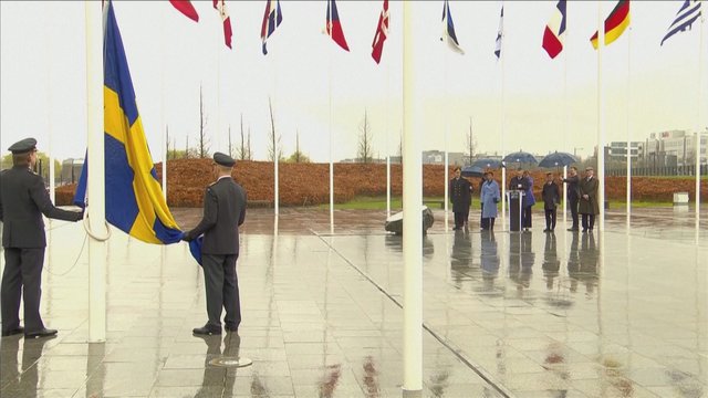 Prie NATO būstinės iškilmingai iškelta Švedijos vėliava: J. Stoltenbergas pabrėžė Aljanso stiprybę