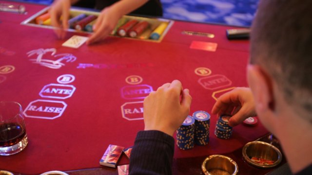 Seime svarstant visišką lošimų reklamos atsisakymą, politikai žeria kritiką: siūlymai turi daug ydų