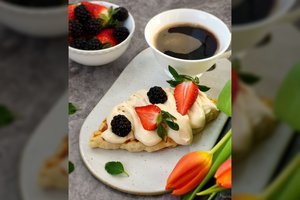 Kepinys, kurį sugebės pasigaminti kiekvienas – kruasanai su uogomis