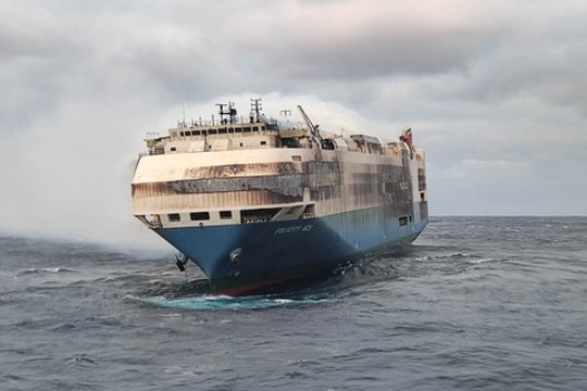 Atlanto vandenyne užsidegė laivas „Felicity Ace“ su naujais automobiliais.
