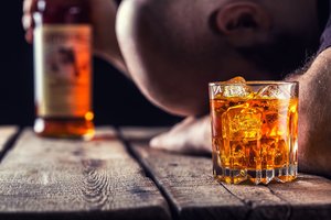 12 populiariausių metodų, padedančių kovoti su alkoholizmu: kaip tai veikia ir kodėl ne visada suveikia