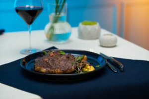 Steikų diena: kaip paruošti sultingą ir burnoje tirpstantį steiką?