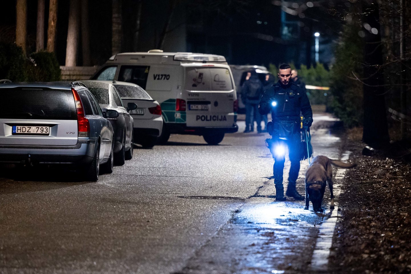 Policija prie namų, kur buvo užpultas L.Volkovas.<br>T.Bauro nuotr.