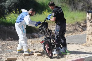 Vakarų Kranto patikros punkte dviračiu atvažiavęs paauglys subadė du izraeliečius