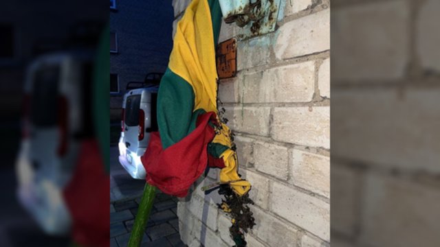 Policija pateikė daugiau detalių apie Klaipėdoje Lietuvos vėliavas išniekinusį asmenį: vadina senu klientu