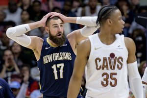 „Pelicans“ treneris vėl „marinavo“ J. Valančiūną ant suolo