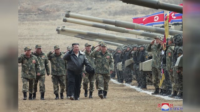 Šiaurės Korėja toliau demonstruoja karinę galią: siekia vieno