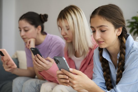 Nors baiminamasi, kad išmanieji telefonai sužlugdys visą dabartinių vaikų kartą, įvairūs tyrimai ir statistika rodo, kad tinkamas technologijų kiekis gali teigiamai paveikti vaiko vystymąsi.