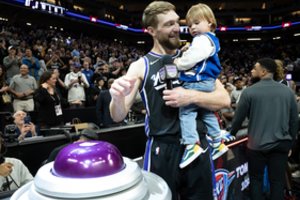 NBA krepšininkas Domantas Sabonis ištirpdė gerbėjų širdis: pergalės spindulį įžiebė kartu su sūnumi