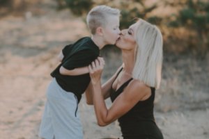 Jautrus K. Zvonkuvienės ir aktorės A. Kavaliauskaitės duetas: vienijanti kelionė priimant vaiko negalią