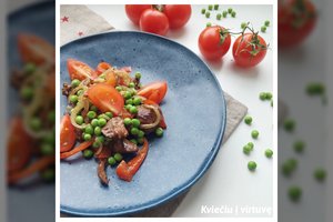 Kepenėlių salotos su pomidorais, žirneliais ir paprikomis: receptas, kurį verta išbandyti