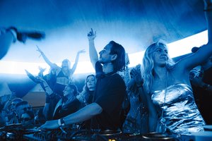 Festivalis „Anna sutiko Neringą“ nakčiai keliasi į Vilnių: elektroninės muzikos vakarėlis su užsienio didžėjais