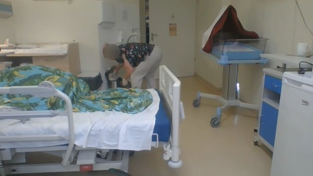 Pacientę šokiravo Kauno klinikų darbuotojos elgesys: užfiksavo, kaip iš palatos surenkamos šiukšlės