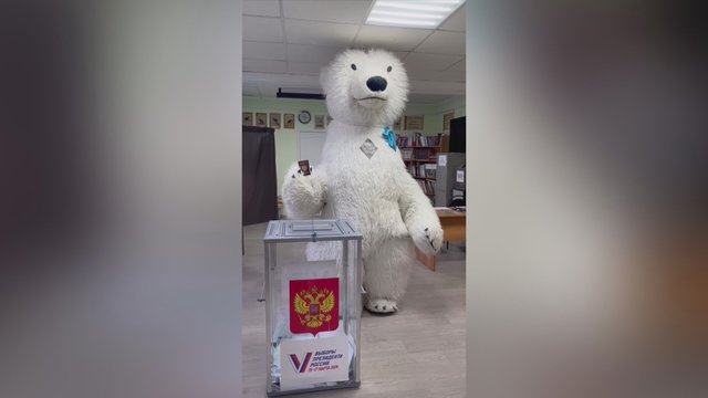 Rusijoje „demokratijos“ spektaklis primena tikrą cirką: rinkimuose neapsieita be parado ir meškos