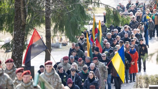 Antakalnio kapinėse atsisveikinta su Ukrainoje žuvusiu T. Tumu: gausus būrys žmonių išreiškė pagarbą didvyriui