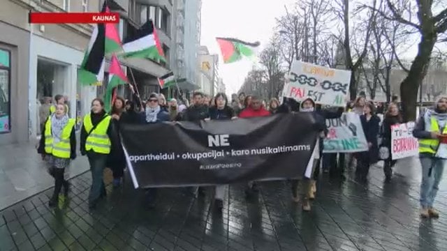 Kaune – eitynės už Palestinos laisvę: būrys susirinkusiųjų protestavo prieš Izraelio veiksmus 