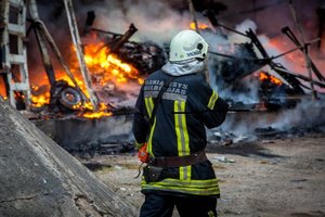 Savaitgalį degė namai, automobiliai, pirtys