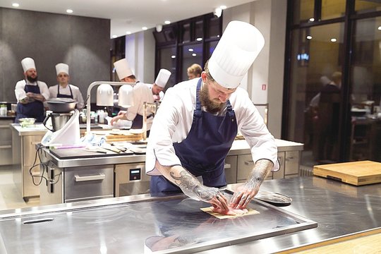 „Michelin“ šiais metais į savo sąrašus jau įtraukė jūrų gėrybėmis garsėjantį Rygos restoraną „Barents“ (nuotr. kairėje), o „Max Cekot Kitchen“ virtuvės darbas buvo įvertintas ir pirmąja žvaigžde.