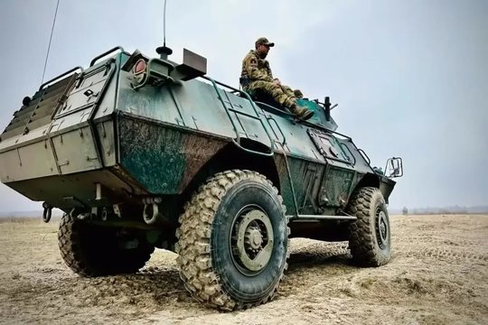  Ukraina pagaliau pademonstravo neseniai gautas šarvuotas saugumo mašinas „M1117“, kurias Jungtinės Valstijos pažadėjo perduoti 2022 m.