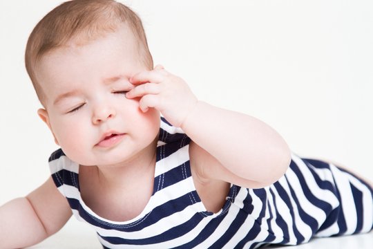  Tėvai mokomi, kad kai kūdikis trina akis, tai yra įspėjamasis ženklas, kad jis nori miego. Tačiau kodėl pavargę kūdikiai trina akis?
